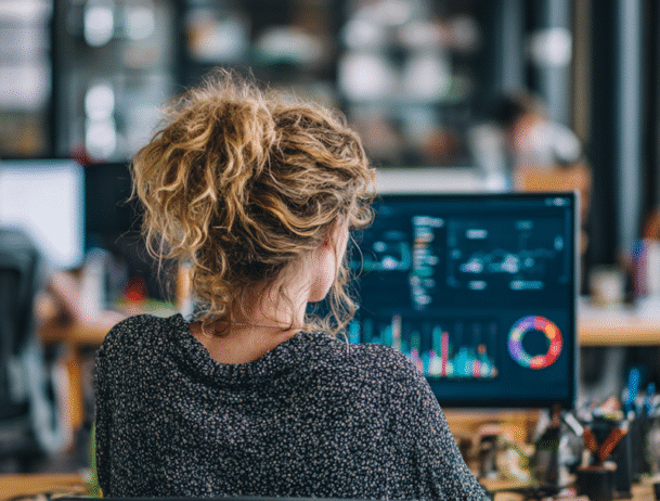 AI-genererad bild på en kvinna framför en dator med statistik